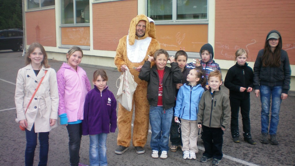 Osterhase mit Kindern