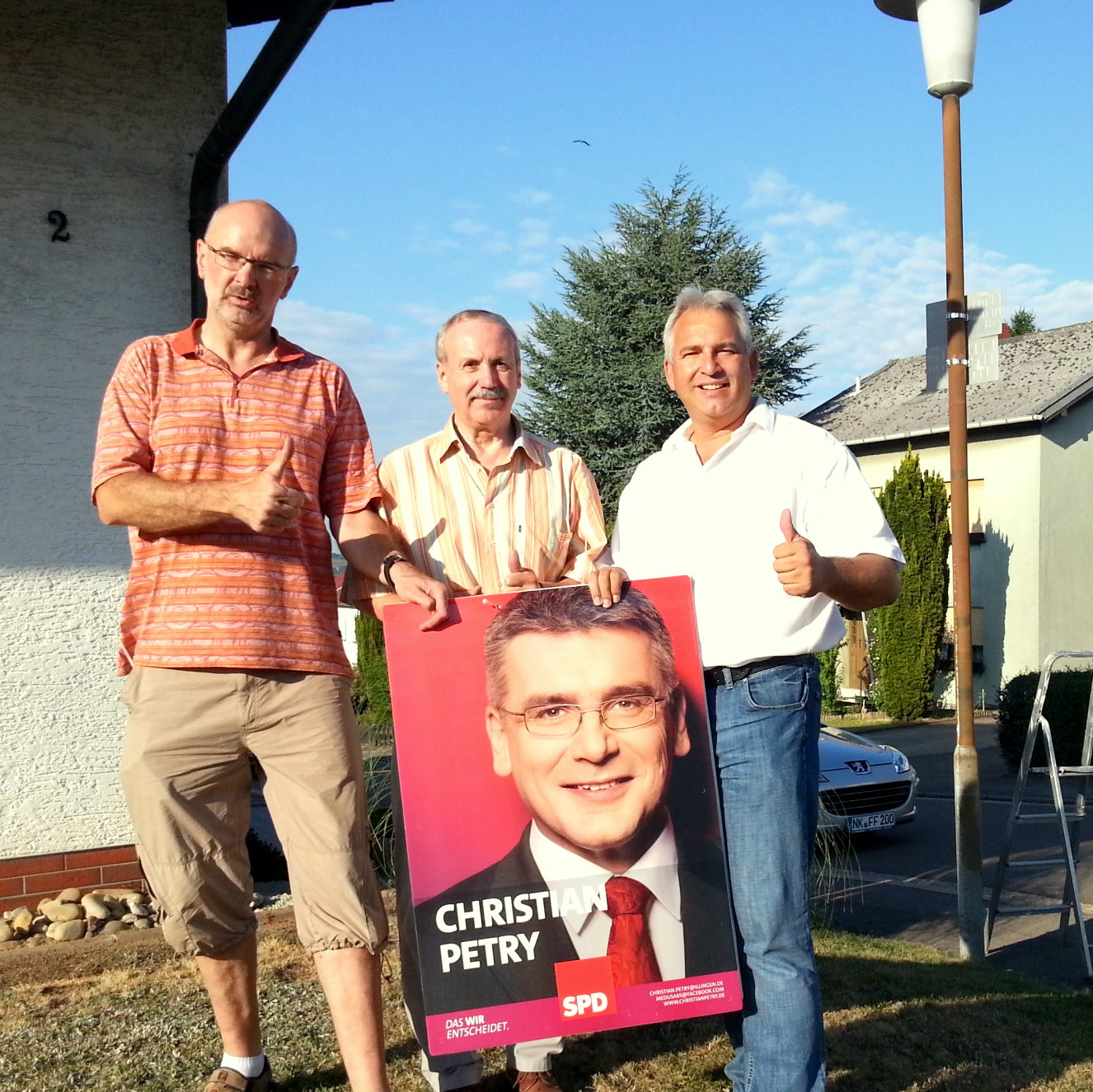 Dietmar Theis, Friedhelm Frisch und Roland Voss mit Wahlplakat von Christian Petry